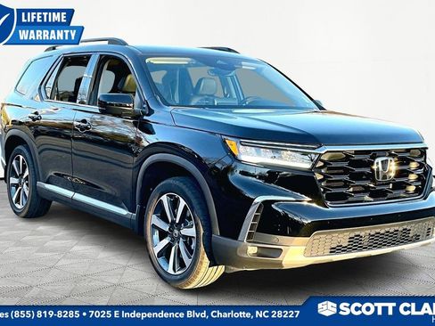 Used 2025 Honda Pilot Touring image 1