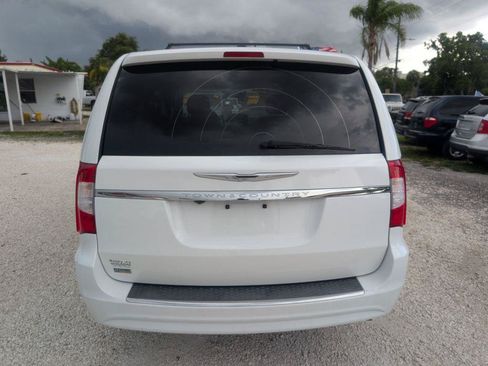 Used 2016 Chrysler Town & Country Touring FWD image 6