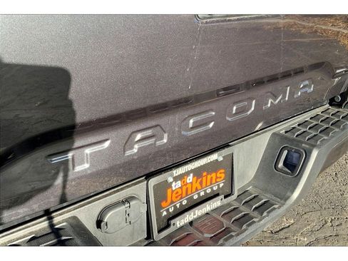 Used 2022 Toyota Tacoma SR image 9