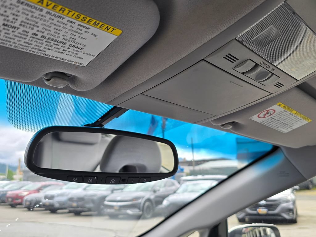 Used 2005 Toyota Prius w/ Pkg 6 FWD image 26