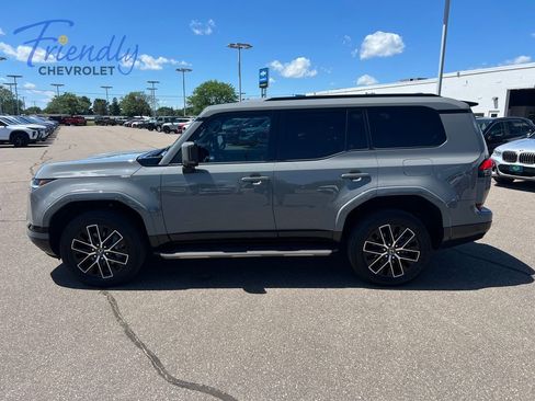 Used 2024 Lexus GX 550 w/ Accessory Package (2T) AWD/4WD image 2