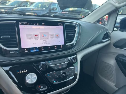 Used 2022 Chrysler Pacifica Touring-L image 44