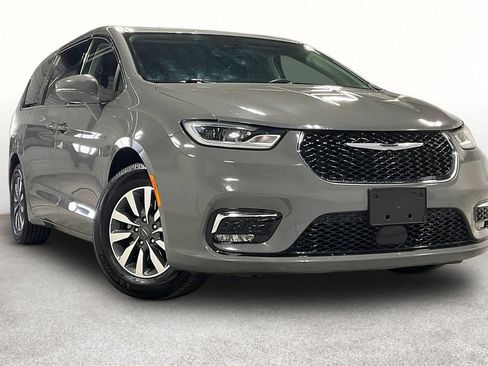 Used 2022 Chrysler Pacifica Touring-L FWD image 1