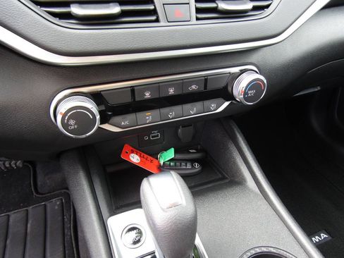 Used 2024 Nissan Altima 2.5 S FWD image 14