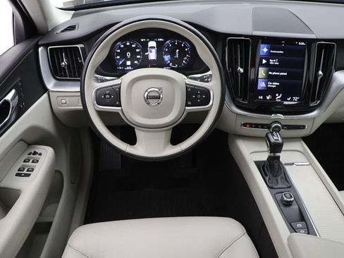 Used 2018 Volvo XC60 T6 Momentum w/ Vision Package image 13