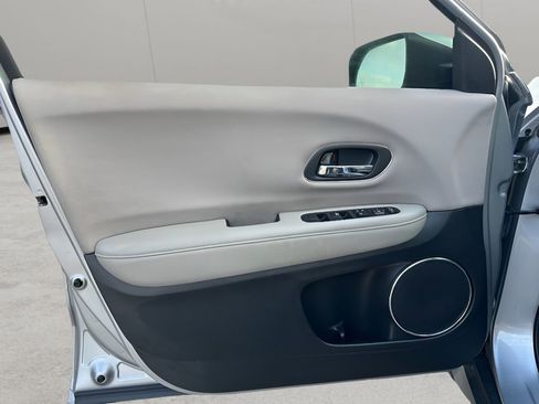 Used 2018 Honda HR-V EX image 9