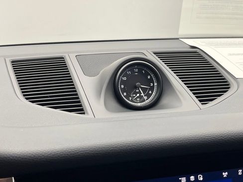 Used 2025 Porsche Macan image 22