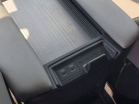 Used 2025 Toyota Sienna XLE FWD image 34
