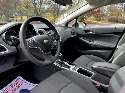 Used 2018 Chevrolet Cruze LT w/ Convenience Package image 12