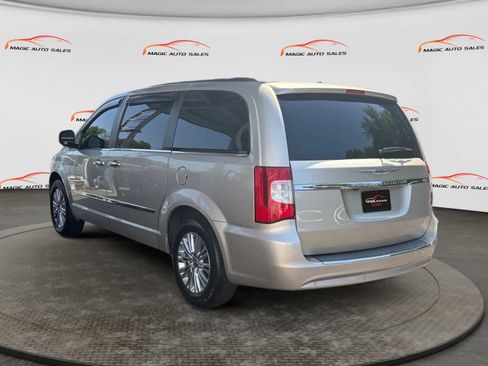 Used 2015 Chrysler Town & Country Touring-L w/ Driver Convenience Group FWD image 8
