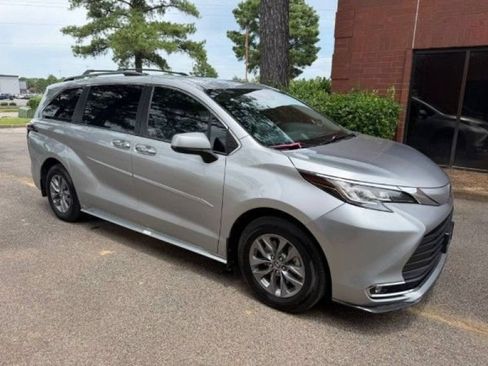 Used 2021 Toyota Sienna XLE w/ XLE Plus Package FWD image 2