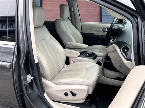 Used 2021 Chrysler Pacifica Touring-L image 7