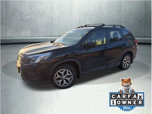 Used 2023 Subaru Forester Premium image 1