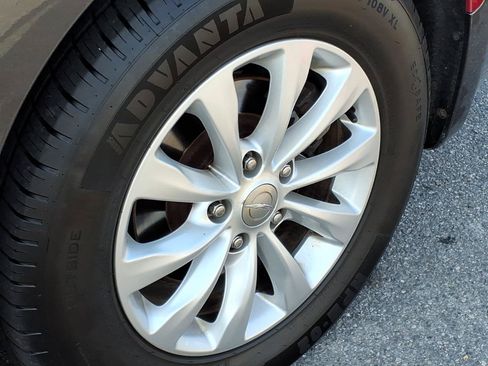 Used 2018 Chrysler Pacifica Touring-L FWD image 13