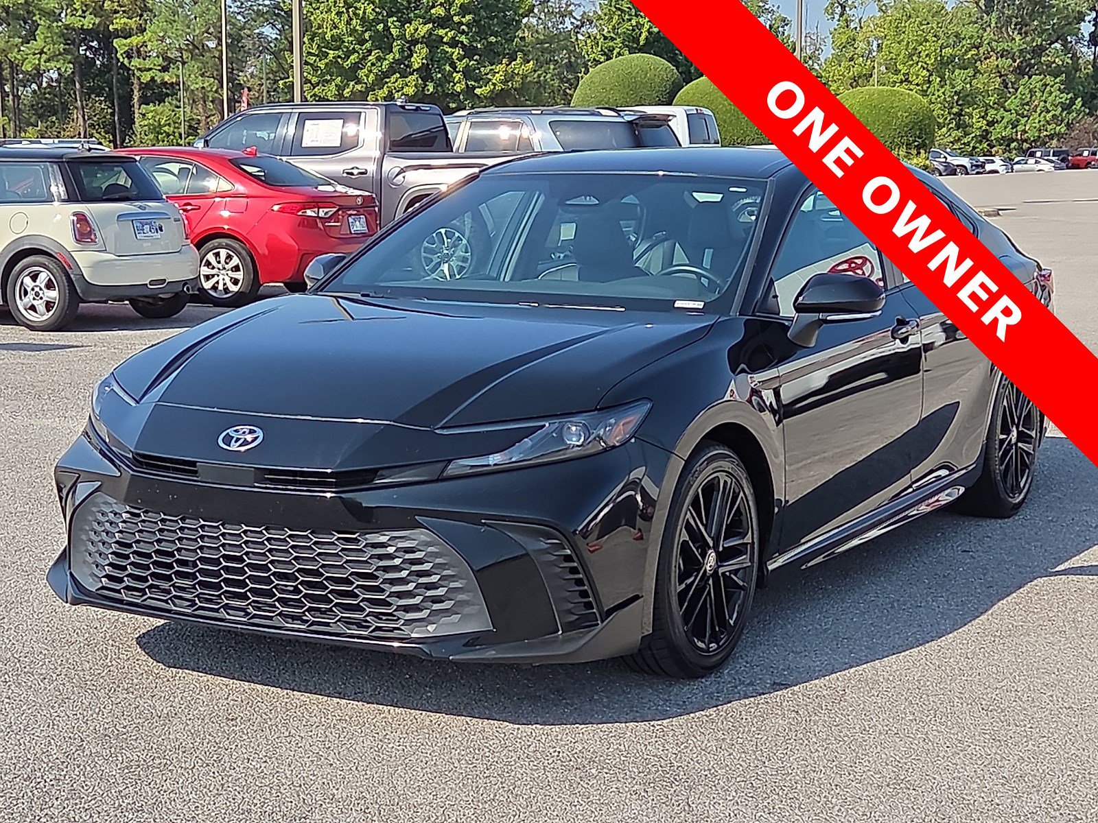 Used 2025 Toyota Camry SE FWD image 2