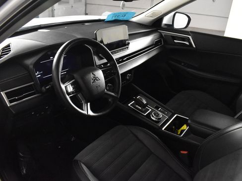 Used 2024 Mitsubishi Outlander SE image 2