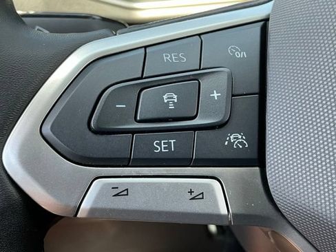 Used 2025 Volkswagen Taos SE FWD image 28