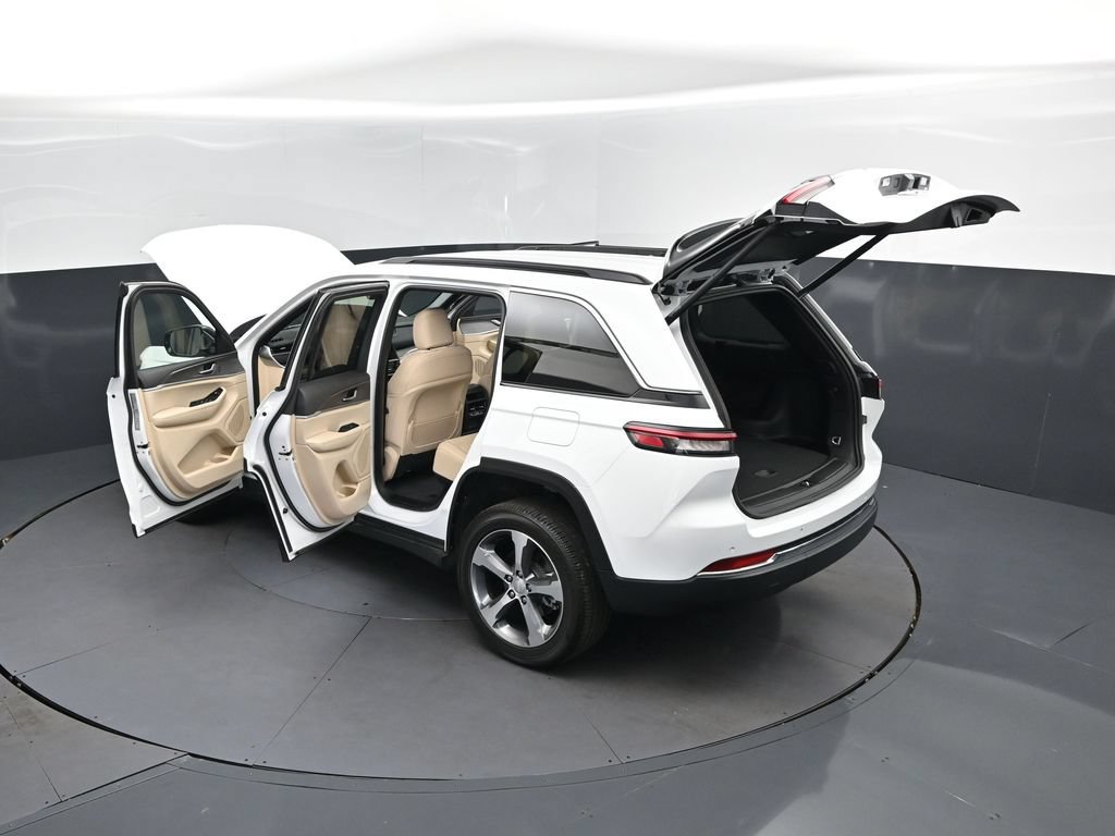 Used 2025 Jeep Grand Cherokee Limited RWD image 2