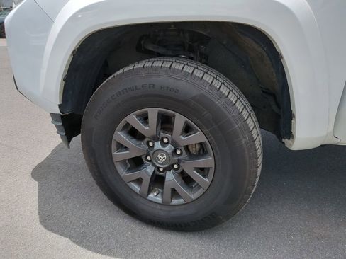 Used 2021 Toyota Tacoma SR5 RWD image 33
