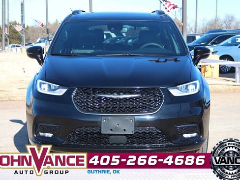 Used 2025 Chrysler Pacifica Limited image 4