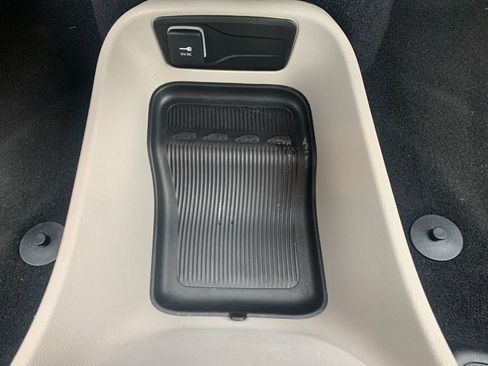 Used 2024 Chrysler Pacifica Touring-L FWD image 29