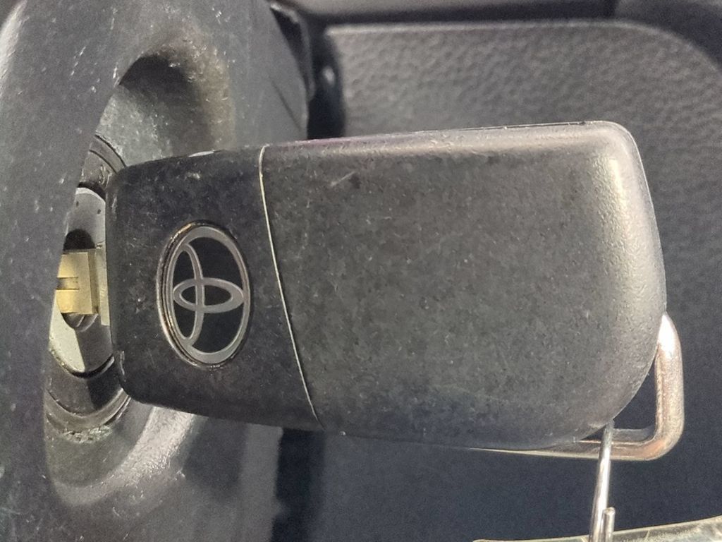 Used 2021 Toyota RAV4 LE FWD image 34