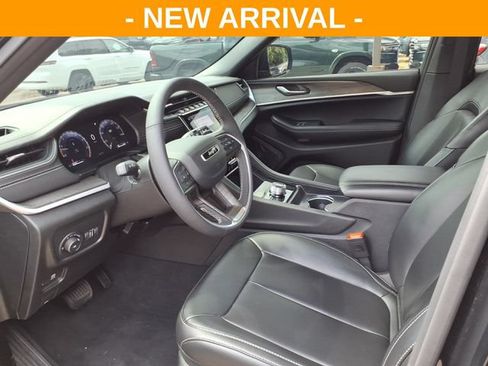 Used 2025 Jeep Grand Cherokee Limited w/ Black Appearance Package AWD/4WD image 13