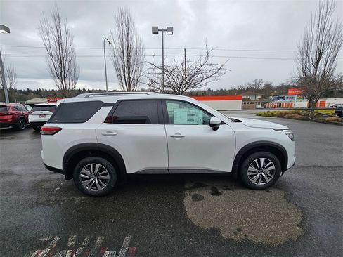 New 2025 Nissan Pathfinder SL image 4