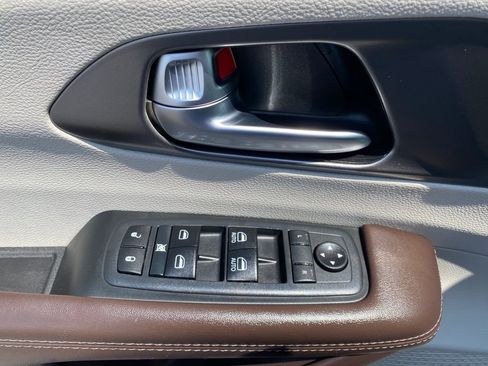 Used 2020 Chrysler Voyager LX FWD image 12