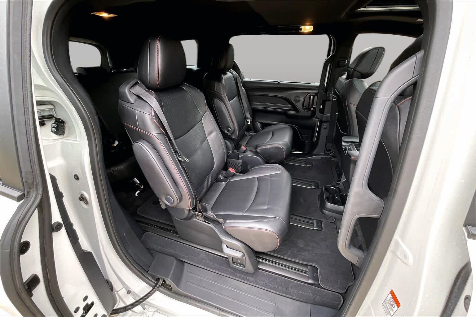Used 2025 Toyota Sienna XSE FWD image 19