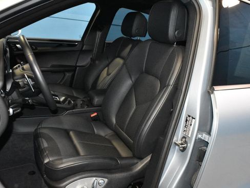 Certified 2026 Porsche Macan AWD/4WD image 5
