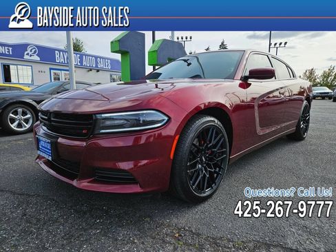 Used 2018 Dodge Charger SXT RWD image 1