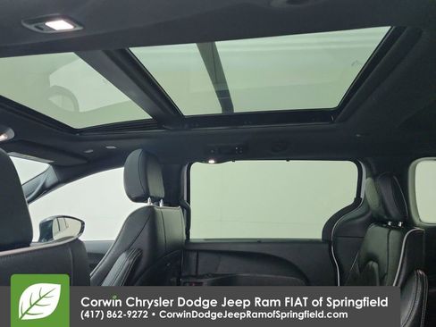 Used 2025 Chrysler Pacifica Limited FWD image 31