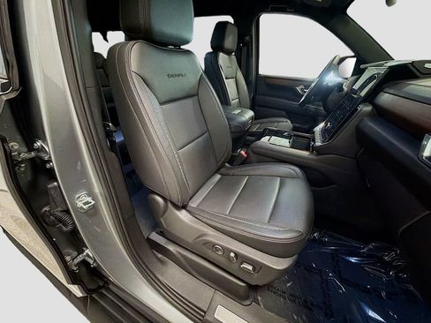 Used 2025 GMC Yukon XL Denali AWD/4WD image 40