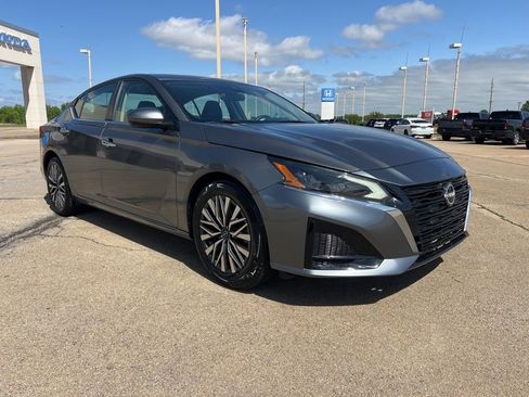 Used 2023 Nissan Altima 2.5 SV FWD image 7