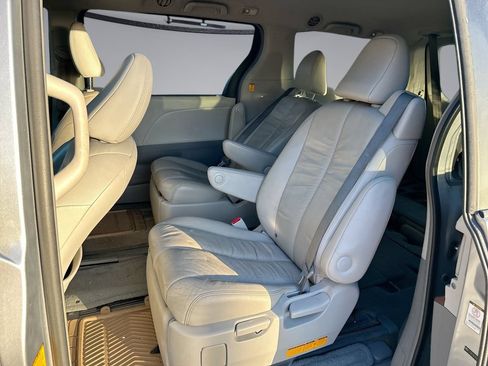 Used 2012 Toyota Sienna XLE AWD/4WD image 29