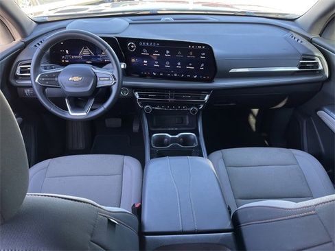 Used 2025 Chevrolet Traverse LT image 8