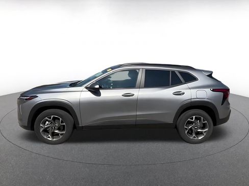 Used 2025 Chevrolet Trax LT FWD image 8