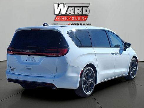 New 2025 Chrysler Pacifica Select image 2