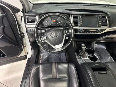 Used 2019 Toyota Highlander SE AWD/4WD image 18
