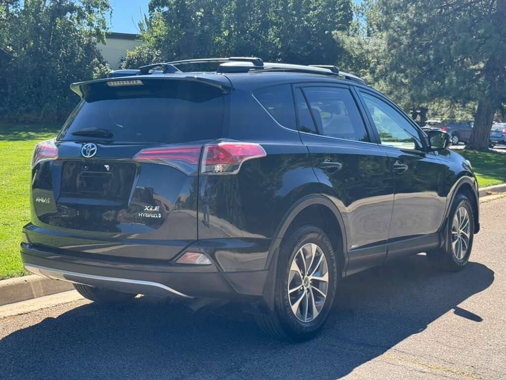 Used 2018 Toyota RAV4 XLE AWD/4WD image 3
