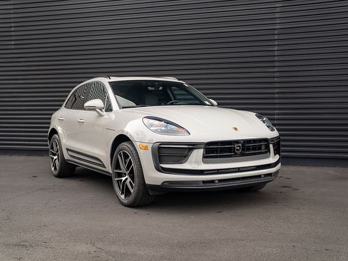 Certified 2025 Porsche Macan AWD/4WD image 25