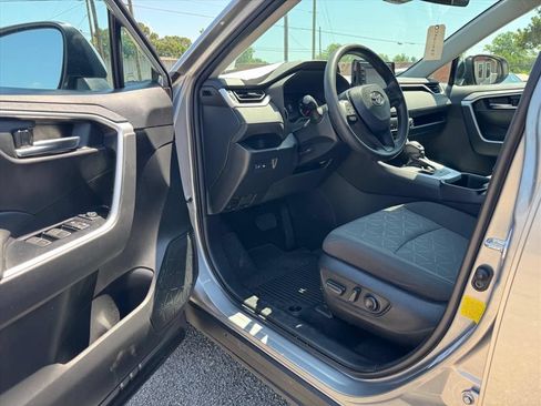 Used 2022 Toyota RAV4 XLE AWD/4WD image 13