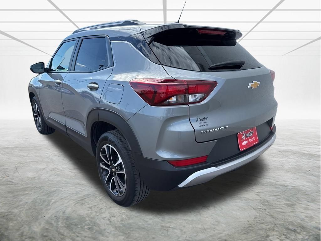 Used 2025 Chevrolet TrailBlazer LT FWD image 3
