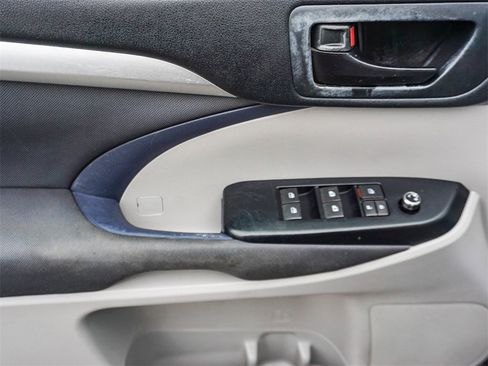 Used 2014 Toyota Highlander LE image 18