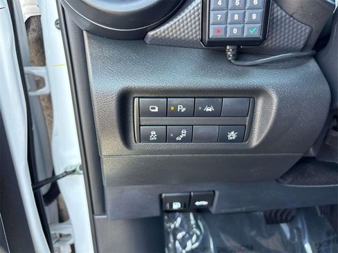 Used 2022 Nissan Kicks S image 19