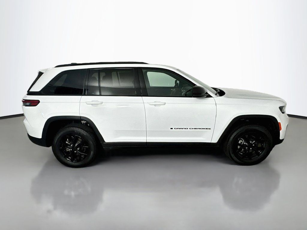 Used 2025 Jeep Grand Cherokee Altitude AWD/4WD image 8
