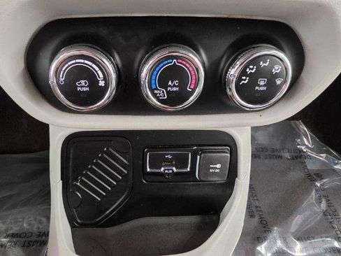 Used 2016 Jeep Renegade Latitude FWD image 17