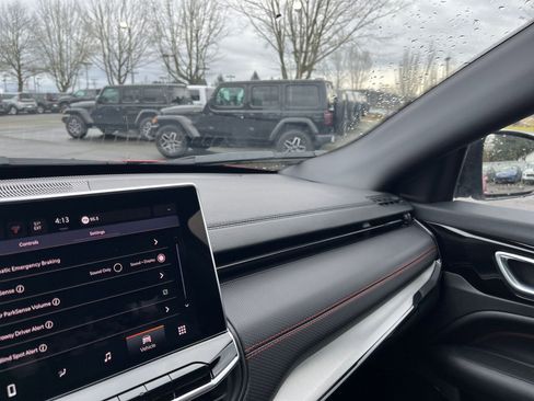 Used 2025 Jeep Compass Trailhawk image 35