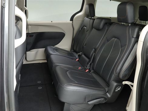 Used 2019 Chrysler Pacifica Touring-L image 23